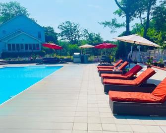 Beautiful 2bedroom w Pool close to the beach and Southampton Village - Southampton - Pool