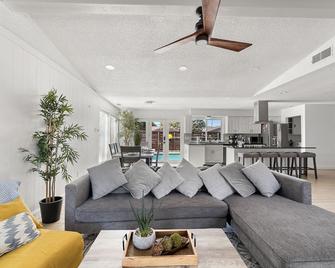 Amazing Home with Private Heated Pool and Game Room Great Location! - Richardson - Living room
