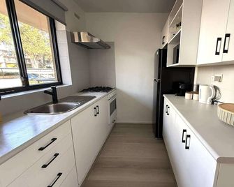15 Calm & Cosy w Parking - Walk to Beach & Train - Mosman Park - Cocina