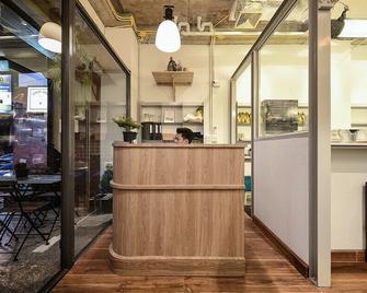 Good One Poshtel & Cafe Bar - Bangkok - Front desk