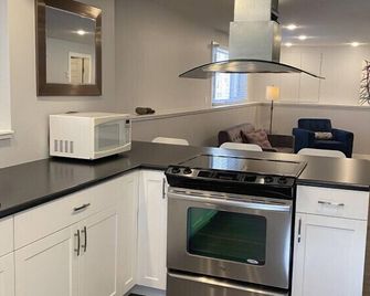 Stoneshire Obsidian Suite - Clearwater - Kitchen