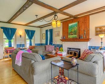 Comfortable budget room with queen bed, a stunning view of Mount Mansfield, and all-glass shower stall with full service breakfast included - Stowe - Wohnzimmer