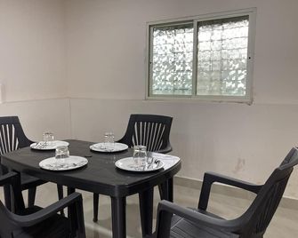 This is beautiful hill facing sacred farmhouse - Talegaon Dābhāde - Comedor