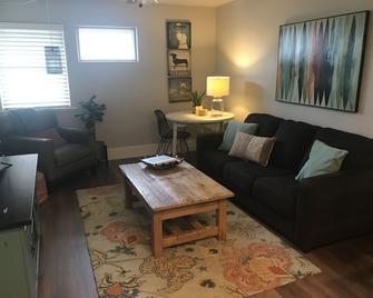 Historic Folsom! Book your stay now! - Folsom - Sala de estar