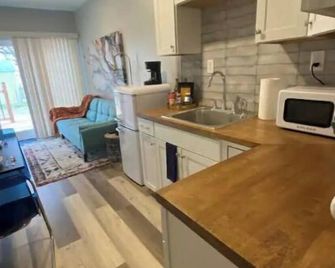 Unique experience with all the amenities of home! - Hillsboro - Cocina