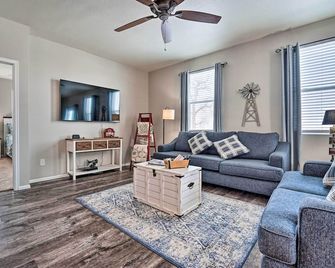 Dreamy Windsor Home with Grill about 3 Miles to Lake! - Windsor - Sala de estar