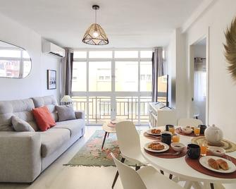 Two Bedroom apartment near Playa del Palo by SharingCo - Málaga - Sala de estar