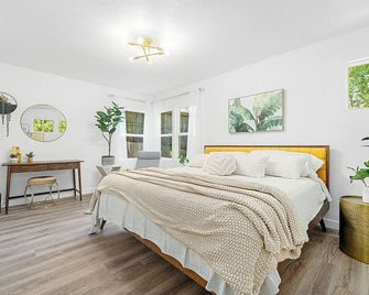 Jaw-dropping artistic mid-century modern home! Close to medical centers - Sioux Falls - Bedroom