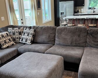 Cozy, beautiful, family friendly, 3-bedroom, newly built cabin on Lake Latoka - Alexandria - Living room