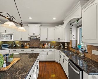Beautiful relaxing private villa next to a pond smart home and Traeger Grill - Overland Park - Kitchen