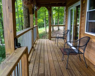 The Treehouse: Unique 'Off the Grid' Cabin on the Lost River with stunning views - West Baden Springs - Balcony