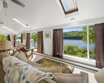 180 Lakefront Views|Kayaks|Fire Pit|Swimming|A/C - Bucksport - Living room