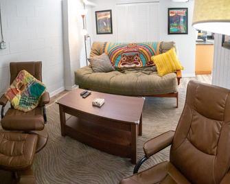 Modern , farmhouse basement, suite, queen bed, efficiency , dogs welcome. - Amherst - Living room