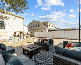 Cozy 3bd Beachfront - Foosball & Yard Games W/ Bbq - נורפולק - מרפסת