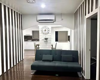 Large 3bdr Holiday Home Great Location Labasa Jumanzuls Abode - Labasa - Living room
