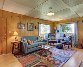 Vintage Cottage by Leaburg Canal with Large Yard! - Vida - Sala de estar