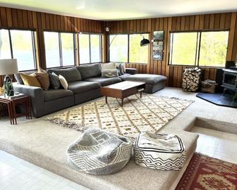 Secluded Retreat - 1.5 hours from Toronto, with 300ft of private waterfront! - Peterborough - Living room