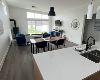 Luxury Oceanfront Cottage 2 - Rose Bay - Kitchen