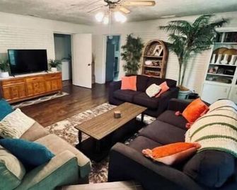 Shelby’s Hideaway - Shelby - Living room