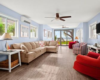 Incredbile View of Lake Wawasee with sandy lake bottom - Syracuse - Sala de estar