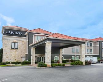La Quinta Inn & Suites by Wyndham Fredericksburg - Fredericksburg - Rakennus
