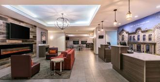 La Quinta Inn & Suites by Wyndham Fredericksburg - Fredericksburg - Lobby