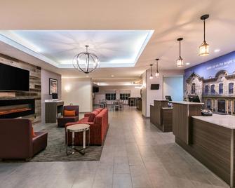 La Quinta Inn & Suites by Wyndham Fredericksburg - Fredericksburg - Lobby