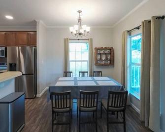 Luxury cottage near lake Belton - WiFi A/C - Belton - Dining room