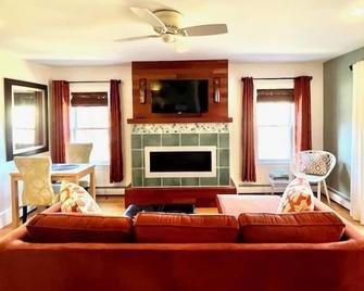 Apartment 3 - One Bedroom Rental in Tannersville - sleeps 3! - Tannersville - Living room