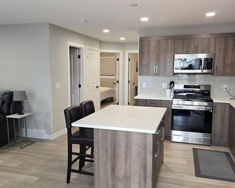 New! 2 Bedroom Ground Floor Unit With Parking, Separate Entrance. Full kitchen. - Medicine Hat - Kitchen