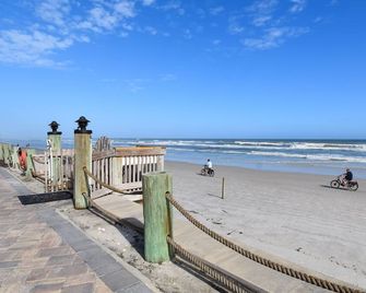 Ocean view Overlooks the Pool Ocean ~ Chateau by the Sea - 23B - New Smyrna Beach - Strand