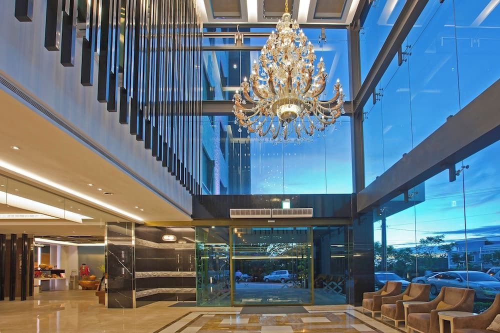 ريني ليك هوتل