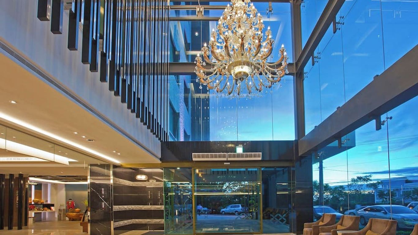 ريني ليك هوتل