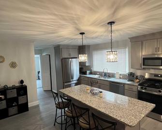 Salem Gem! Home away from home in Salem, Ma with yard! - Salem - Kitchen