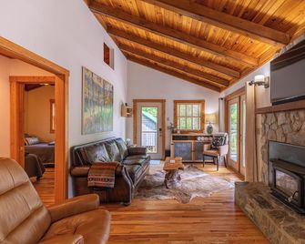 Knotty Pine - West Jefferson - Soggiorno