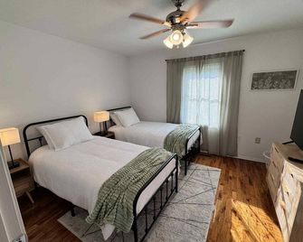 Welcome to Alberta's Place - Corbin - Bedroom