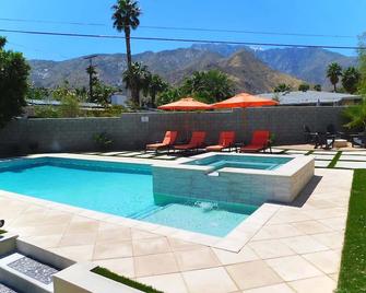 Experience Modern Luxury at Desert Hideaway - 棕櫚泉 - 游泳池
