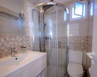 Vardia Bay Studios - Karavostasis - Baño