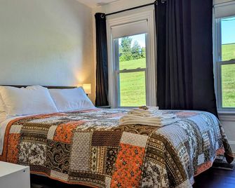 Quiet, Central, Free Level 2 EV charging, Close to I-83/Route 30, Country Vibe - Emigsville - Bedroom