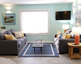 Blueberry Cotg, Saugatuck. Walk downtown. Clean, crisp, colorful, convenient. - Saugatuck - Living room