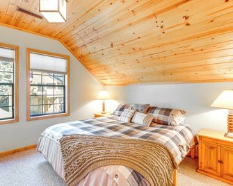 Deck w/ Mountain Views: Cabin in Bear Valley! - Bear Valley - Habitación