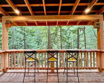 Bigfoots Bungalow with Fire Pit Woodstove and Large Deck - Qualicum Beach - Balcony