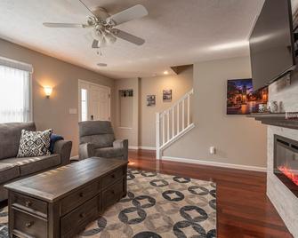 Hoosier Happiness Townhouse - 2 King Size Bedroom Suites - Bloomington - Living room