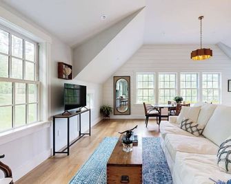 Coveside Carriage House - Boothbay Harbor - Living room