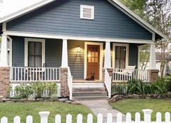 Historic Bungalow! 2bed, 2bath, 2 living, dining, office, laundry, IAH 8min - Humble - Edificio