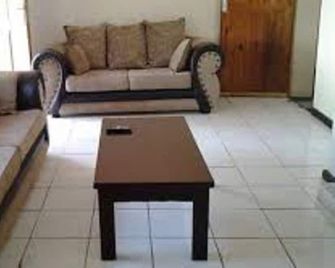 Muuka Gaderns lodge - Ndola - Living room