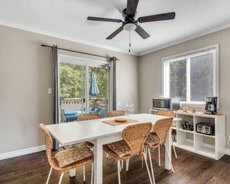 Fun & Cozy Retreat: Nature & Games - Trenton - Essbereich