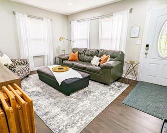 Remodeled Comfort Home in Quiet Neighborhood - Bettendorf - Living room
