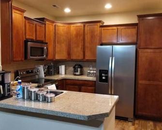 Westbury Townhome with community pool - Northglenn - Keuken