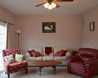 Beach Air Landing, Beaches, Shops, and Golf! - Dagsboro - Living room